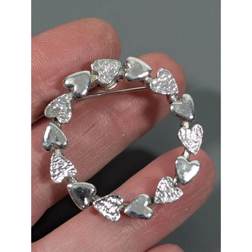 Vintage‎ Gerrys Silver Tone Heart Wreath Round Pin Brooch